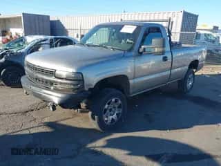 2001 Chevrolet Silverado 1500 z VIN 1GCEC14W31Z296341, wystawiony jako IAAI lot #43359515 z przebiegiem 160 697 mil mil oraz . Historia ofert i sprzedaży dostępna na DreamBid. Obrazek 2.