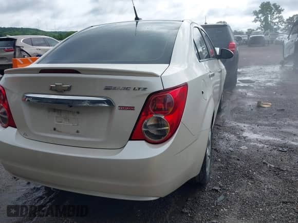 2014 Chevrolet Sonic LTZ with VIN 1G1JE5SB5E4122735, listed as a IAAI auction lot 42327595 with 163,912 mi miles and . Bid and sale history available at DreamBid. Image 4.