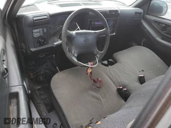 1996 Chevrolet S-10 z VIN 1GCCS1441T8221669, wystawiony jako Copart lot #49535365 z przebiegiem 109 020 mil mil oraz Czysty tytuł • Clean title. Historia ofert i sprzedaży dostępna na DreamBid. Obrazek 8.