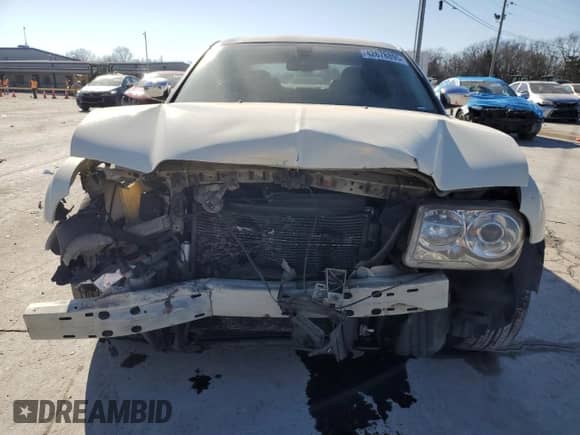 2009 Chrysler 300 C Hemi with VIN 2C3KA63T99H622995, listed as a Copart auction lot 45274995 with 223,907 mi miles and Clean title. Bid and sale history available at DreamBid. Image 5.