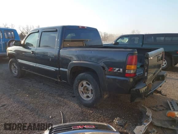 2004 GMC Sierra 1500 SLE z VIN 2GTEK13T041435042, wystawiony jako IAAI lot #41777775 z przebiegiem 218 745 mil mil oraz . Historia ofert i sprzedaży dostępna na DreamBid. Obrazek 3.