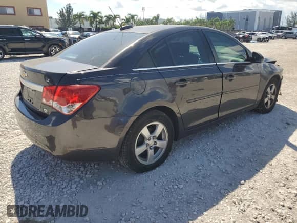 2015 Chevrolet Cruze LT z VIN 1G1PC5SB3F7115301, wystawiony jako Copart lot #87411445 z przebiegiem 103 611 mil mil oraz Szkoda całkowita • Salvage title. Historia ofert i sprzedaży dostępna na DreamBid. Obrazek 3.