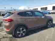 2016 Hyundai Tucson Sport z VIN KM8J33A2XGU247201, wystawiony jako Copart lot #64049965 z przebiegiem 83 721 mil mil oraz Czysty tytuł • Clean title. Historia ofert i sprzedaży dostępna na DreamBid. Obrazek 3.