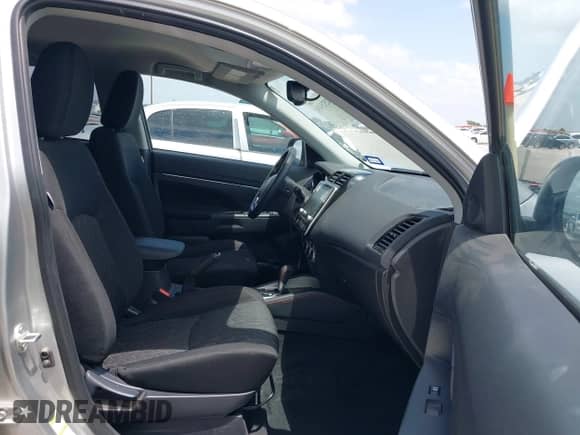 2023 Mitsubishi Outlander ES z VIN JA4ARUAU5PU016999, wystawiony jako IAAI lot #42525414 z przebiegiem 15 010 mil mil oraz . Historia ofert i sprzedaży dostępna na DreamBid. Obrazek 5.