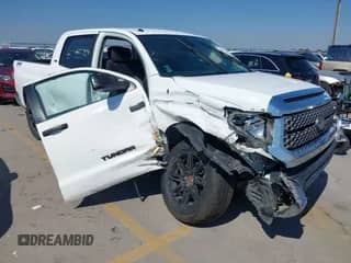 2018 Toyota Tundra SR5 z VIN 5TFEY5F15JX240200, wystawiony jako IAAI lot #43347761 z przebiegiem 228 304 mil mil oraz . Historia ofert i sprzedaży dostępna na DreamBid. Obrazek 1.