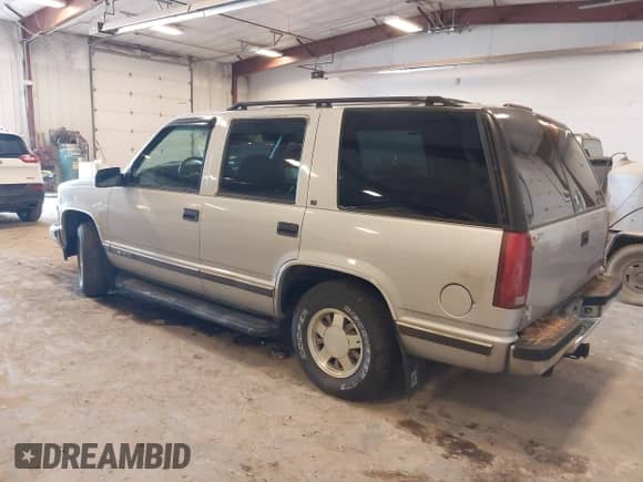 1996 Chevrolet Tahoe Limited z VIN 1GNEC13R4TJ318772, wystawiony jako IAAI lot #41953820 z przebiegiem 250 262 mil mil oraz . Historia ofert i sprzedaży dostępna na DreamBid. Obrazek 3.