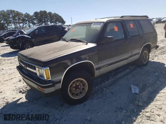 1992 Chevrolet Blazer LT with VIN 1GNCS13W1N2214947, listed as a Copart auction lot 86595585 with 158,852 mi miles and Clean title. Bid and sale history available at DreamBid. Image 1.