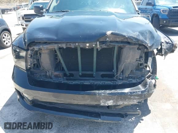 2014 Ram 1500 Express z VIN 3C6JR6AT3EG119113, wystawiony jako IAAI lot #42348735 z przebiegiem 140 132 mil mil oraz . Historia ofert i sprzedaży dostępna na DreamBid. Obrazek 6.