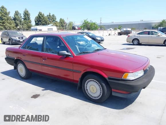 1990 Toyota Camry z VIN JT2VV21E7L0124311, wystawiony jako IAAI lot #42200283 z przebiegiem 214 189 mil mil oraz . Historia ofert i sprzedaży dostępna na DreamBid. Obrazek 1.