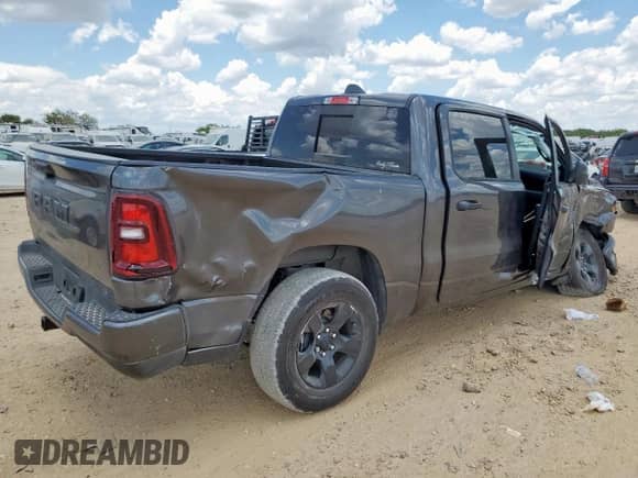 2025 Ram 1500 Tradesman z VIN 1C6RREGG2SN647557, wystawiony jako Copart lot #68718085 z przebiegiem 15 617 mil mil oraz Szkoda całkowita • Salvage title. Historia ofert i sprzedaży dostępna na DreamBid. Obrazek 3.