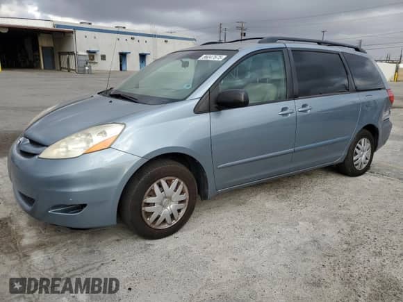2010 Toyota Sienna CE z VIN 5TDKK4CC9AS341928, wystawiony jako Copart lot #86047675 z przebiegiem 169 006 mil mil oraz Szkoda całkowita • Salvage title. Historia ofert i sprzedaży dostępna na DreamBid. Obrazek 1.