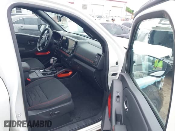 2025 Nissan Frontier SV с VIN 1N6ED1EJ8SN610734, выставлен на аукционе IAAI как лот 42210100 с пробегом 8 465 миль миль и . История ставок и продаж доступна на DreamBid. Изображение 5.