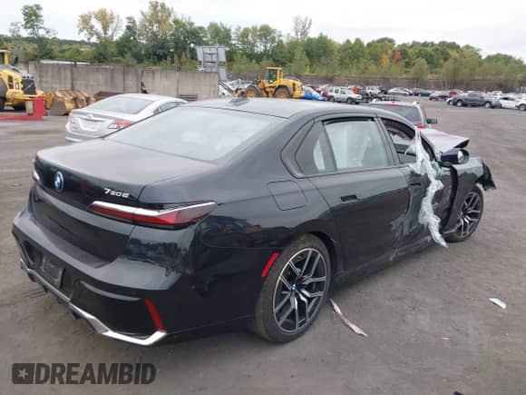 2025 BMW 7 Series with VIN WBA43EH09SCU64980, listed as a IAAI auction lot 43245300 with 6,501 mi miles and . Bid and sale history available at DreamBid. Image 4.