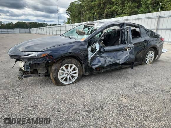 2025 Toyota Camry LE z VIN 4T1DAACK0SU598941, wystawiony jako Copart lot #85748905 z przebiegiem 20 722 mil mil oraz Czysty tytuł • Clean title. Historia ofert i sprzedaży dostępna na DreamBid. Obrazek 1.