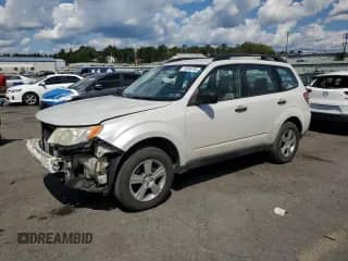 2013 Subaru Forester X z VIN JF2SHABC0DG424937, wystawiony jako Copart lot #70748745 z przebiegiem 149 471 mil mil oraz Szkoda całkowita • Salvage title. Historia ofert i sprzedaży dostępna na DreamBid. Obrazek 1.
