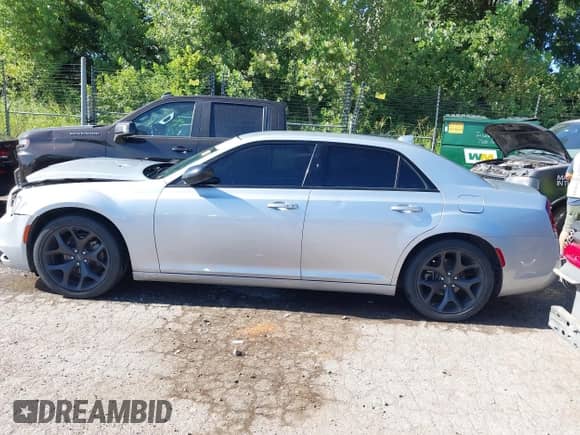 2022 Chrysler 300 Touring z VIN 2C3CCAAG0NH170856, wystawiony jako IAAI lot #42827196 z przebiegiem 88 037 mil mil oraz . Historia ofert i sprzedaży dostępna na DreamBid. Obrazek 14.