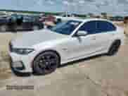 2023 BMW 3 Series 330e xDrive z VIN 3MW39FS06P8D01761, wystawiony jako Copart lot #61768835 z przebiegiem 63 737 mil mil oraz Szkoda całkowita • Salvage title. Historia ofert i sprzedaży dostępna na DreamBid. Obrazek 1.