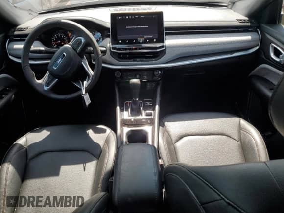 2024 Jeep Compass Latitude Lux с VIN 3C4NJDFNXRT126427, выставлен на аукционе Copart как лот 62740395 с пробегом 21 386 миль миль и Списание • Salvage title. История ставок и продаж доступна на DreamBid. Изображение 8.