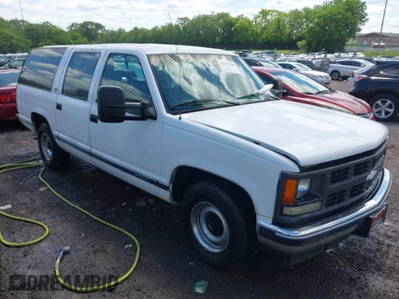 1994 Chevrolet Suburban z VIN 1GNEC16K1RJ369699, wystawiony jako IAAI lot #42175268 z przebiegiem 147 813 mil mil oraz . Historia ofert i sprzedaży dostępna na DreamBid. Obrazek 1.