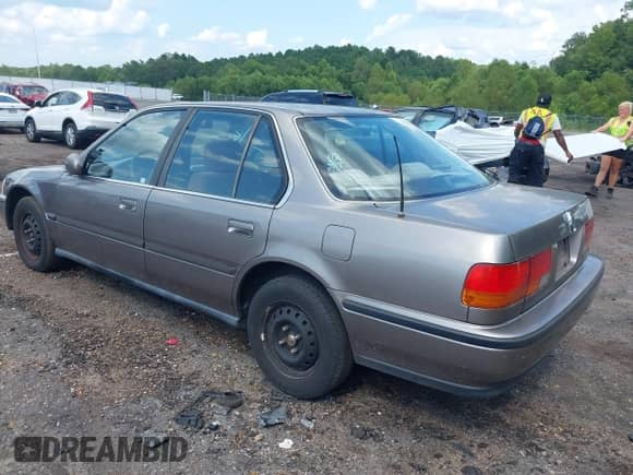 1993 Honda Accord LX z VIN JHMCB7658PC052390, wystawiony jako IAAI lot #43007376 z przebiegiem 276 373 mil mil oraz . Historia ofert i sprzedaży dostępna na DreamBid. Obrazek 3.