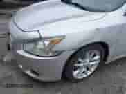 2013 Nissan Maxima SV z VIN 1N4AA5AP4DC823406, wystawiony jako IAAI lot #42730703 z przebiegiem 100 176 mil mil oraz . Historia ofert i sprzedaży dostępna na DreamBid. Obrazek 6.