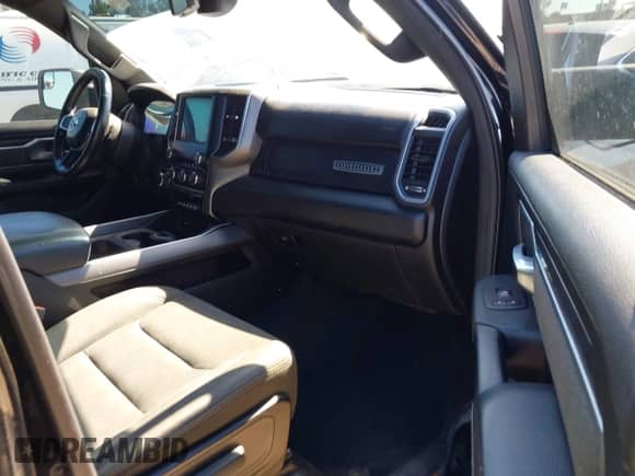 2019 Ram 1500 Big Horn z VIN 1C6SRFFTXKN668534, wystawiony jako IAAI lot #43486897 z przebiegiem 102 972 mil mil oraz . Historia ofert i sprzedaży dostępna na DreamBid. Obrazek 5.