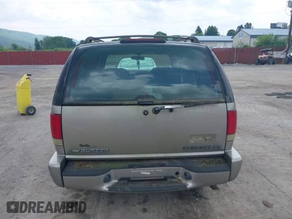 2003 Chevrolet Blazer LS с VIN 1GNCS13XX3K138344, выставлен на аукционе IAAI как лот 42251380 с пробегом Не указан миль и . История ставок и продаж доступна на DreamBid. Изображение 16.