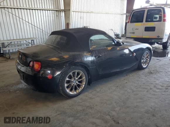 2003 BMW Z4 2.5i z VIN 4USBT33493LS45229, wystawiony jako Copart lot #70125125 z przebiegiem 161 588 mil mil oraz Szkoda całkowita • Salvage title. Historia ofert i sprzedaży dostępna na DreamBid. Obrazek 3.