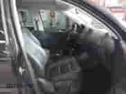 2017 Volkswagen Tiguan Wolfsburg Edition z VIN WVGRV7AX3HK019747, wystawiony jako IAAI lot #42489111 z przebiegiem 86 444 mil mil oraz . Historia ofert i sprzedaży dostępna na DreamBid. Obrazek 5.