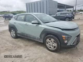 2024 Hyundai Kona SE z VIN KM8HA3AB1RU111157, wystawiony jako Copart lot #75010844 z przebiegiem 5 398 mil mil oraz Nie do naprawy • Non repairable. Historia ofert i sprzedaży dostępna na DreamBid. Obrazek 4.