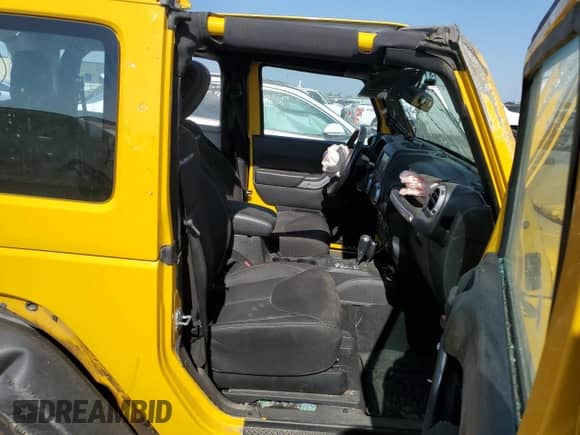 2015 Jeep Wrangler Rubicon z VIN 1C4BJWCGXFL559838, wystawiony jako Copart lot #63685704 z przebiegiem 97 917 mil mil oraz Nie do naprawy • Non repairable. Historia ofert i sprzedaży dostępna na DreamBid. Obrazek 10.