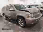 2014 Chevrolet Suburban LTZ z VIN 1GNSKKE73ER178600, wystawiony jako IAAI lot #41893913 z przebiegiem 193 780 mil mil oraz . Historia ofert i sprzedaży dostępna na DreamBid. Obrazek 1.
