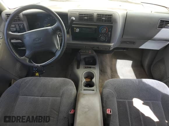 1995 Chevrolet Blazer z VIN 1GNDT13W7SK114400, wystawiony jako Copart lot #86699775 z przebiegiem 1 531 232 mil mil oraz Czysty tytuł • Clean title. Historia ofert i sprzedaży dostępna na DreamBid. Obrazek 8.