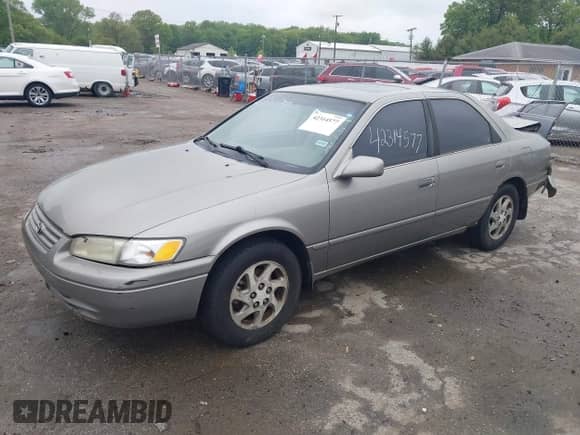 1997 Toyota Camry LE z VIN 4T1BF22K9VU027811, wystawiony jako IAAI lot #42314577 z przebiegiem 216 255 mil mil oraz . Historia ofert i sprzedaży dostępna na DreamBid. Obrazek 17.