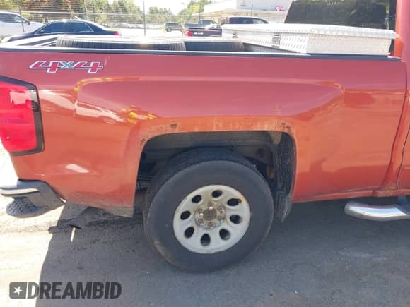 2015 Chevrolet Silverado 1500 LT z VIN 1GCVKREH1FZ194142, wystawiony jako IAAI lot #43016369 z przebiegiem 213 511 mil mil oraz . Historia ofert i sprzedaży dostępna na DreamBid. Obrazek 18.