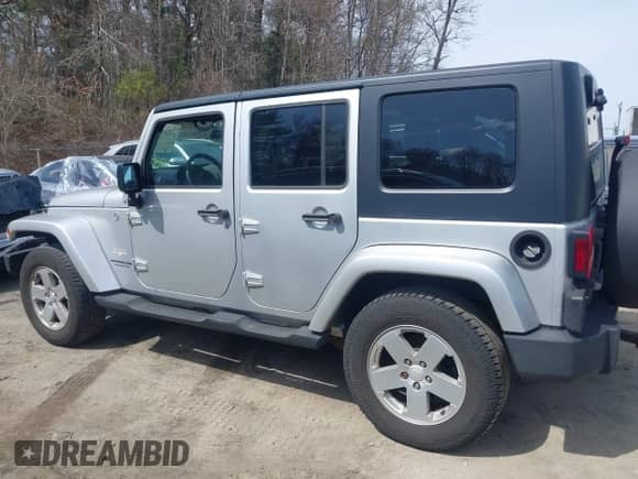 2007 Jeep Wrangler Unlimited Sahara z VIN 1J4GA59167L195254, wystawiony jako IAAI lot #41945934 z przebiegiem 252 496 mil mil oraz . Historia ofert i sprzedaży dostępna na DreamBid. Obrazek 14.