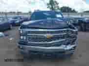 2015 Chevrolet Silverado 1500 LT z VIN 1GCVKREH4FZ431688, wystawiony jako IAAI lot #42567233 z przebiegiem 90 576 mil mil oraz . Historia ofert i sprzedaży dostępna na DreamBid. Obrazek 12.