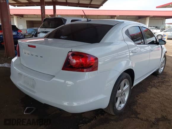 2013 Dodge Avenger SE z VIN 1C3CDZAB7DN535555, wystawiony jako IAAI lot #43055940 z przebiegiem Nie podano mil oraz . Historia ofert i sprzedaży dostępna na DreamBid. Obrazek 4.