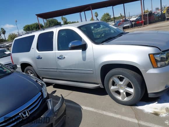 2013 Chevrolet Suburban LTZ z VIN 1GNSKKE79DR159399, wystawiony jako IAAI lot #42678920 z przebiegiem 199 380 mil mil oraz . Historia ofert i sprzedaży dostępna na DreamBid. Obrazek 13.
