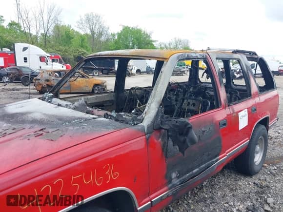 1996 Chevrolet Tahoe with VIN 1GNEK13R5TJ397114, listed as a IAAI auction lot 42254636 with Not provided miles and . Bid and sale history available at DreamBid. Image 6.