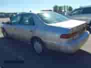 1999 Toyota Camry LE z VIN 4T1BG22K5XU394768, wystawiony jako IAAI lot #43416141 z przebiegiem 136 937 mil mil oraz . Historia ofert i sprzedaży dostępna na DreamBid. Obrazek 3.