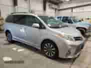 2020 Toyota Sienna XLE z VIN 5TDDZ3DC4LS250808, wystawiony jako Copart lot #51265365 z przebiegiem 182 627 mil mil oraz Szkoda całkowita • Salvage title. Historia ofert i sprzedaży dostępna na DreamBid. Obrazek 4.