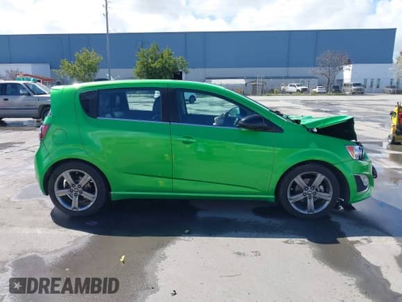 2015 Chevrolet Sonic RS z VIN 1G1JG6SB2F4170274, wystawiony jako IAAI lot #41814307 z przebiegiem 132 246 mil mil oraz . Historia ofert i sprzedaży dostępna na DreamBid. Obrazek 13.