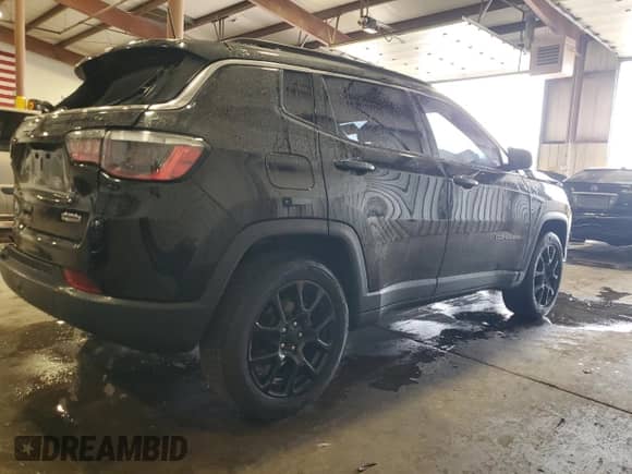 2022 Jeep Compass Latitude Lux z VIN 3C4NJDFB1NT113517, wystawiony jako Copart lot #84578355 z przebiegiem Nie podano mil oraz Szkoda całkowita • Salvage title. Historia ofert i sprzedaży dostępna na DreamBid. Obrazek 3.