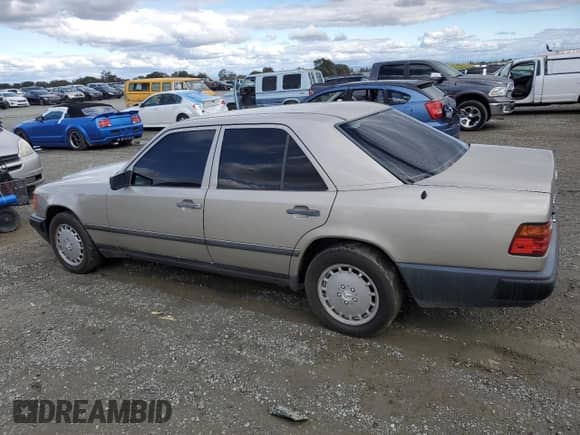 1986 Mercedes-Benz 300 E z VIN WDBEA30D6GA268125, wystawiony jako Copart lot #86553085 z przebiegiem 106 362 mil mil oraz Czysty tytuł • Clean title. Historia ofert i sprzedaży dostępna na DreamBid. Obrazek 2.