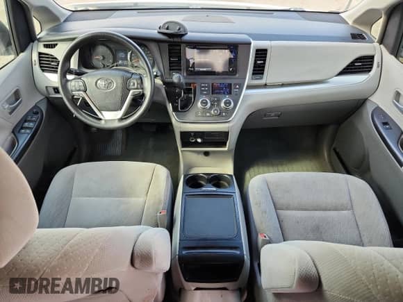 2017 Toyota Sienna LE Auto Access Seat z VIN 5TDKZ3DC4HS858715, wystawiony jako Copart lot #66798095 z przebiegiem 134 643 mil mil oraz Szkoda całkowita • Salvage title. Historia ofert i sprzedaży dostępna na DreamBid. Obrazek 8.