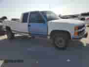 1998 Chevrolet Silverado 2500 z VIN 1GCGC29R3WE237595, wystawiony jako Copart lot #51907315 z przebiegiem 254 549 mil mil oraz Szkoda całkowita • Salvage title. Historia ofert i sprzedaży dostępna na DreamBid. Obrazek 4.