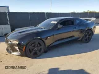 2018 Chevrolet Camaro 1SS z VIN 1G1FF1R74J0168040, wystawiony jako Copart lot #86624495 z przebiegiem Nie podano mil oraz Czysty tytuł • Clean title. Historia ofert i sprzedaży dostępna na DreamBid. Obrazek 1.