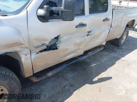 2007 Chevrolet Silverado 2500HD 1LT with VIN 1GCHK23697F554864, listed as a IAAI auction lot 41012105 with 282,817 mi miles and . Bid and sale history available at DreamBid. Image 6.