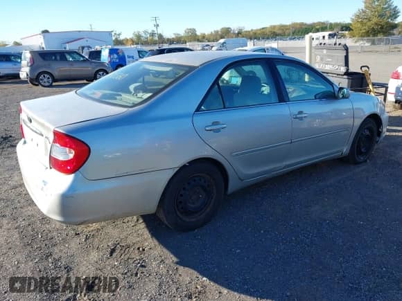 2003 Toyota Camry XLE z VIN 4T1BE30K13U216641, wystawiony jako IAAI lot #43450560 z przebiegiem 135 972 mil mil oraz . Historia ofert i sprzedaży dostępna na DreamBid. Obrazek 4.